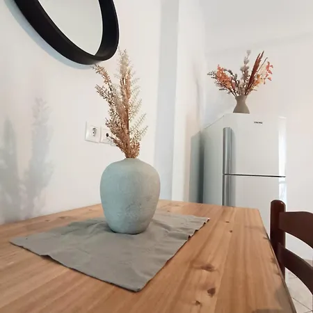 Cozy Seaside In דירה Petalídhion